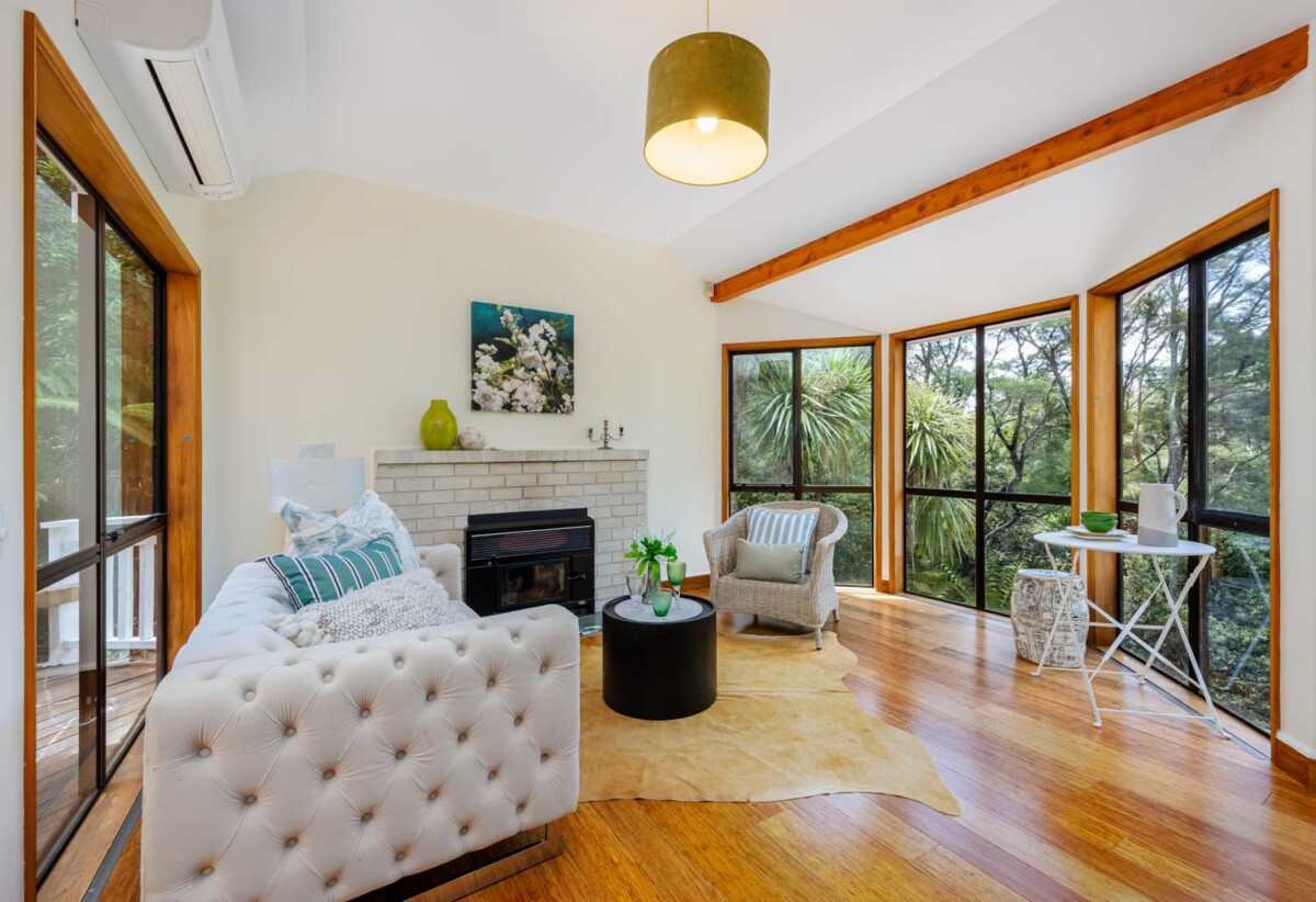 Walks to top schools, Spacious 3 beds house on 729m² section, built from block and cedar, Surrounded by lush native bush, 15 Trelawny Place, Hillcrest, Auckland