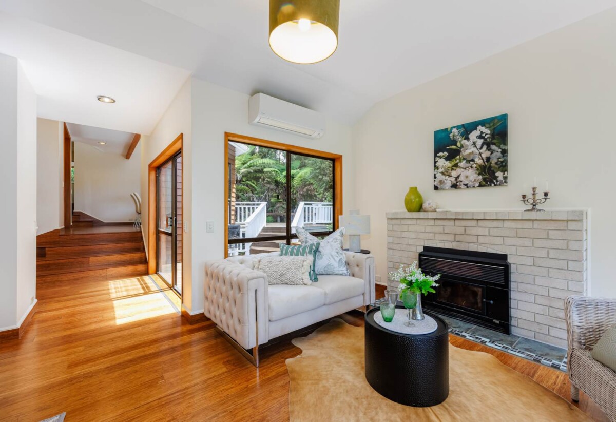 Walks to top schools, Spacious 3 beds house on 729m² section, built from block and cedar, Surrounded by lush native bush, 15 Trelawny Place, Hillcrest, Auckland