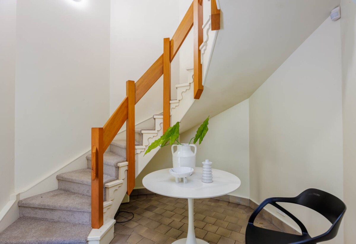 Walks to top schools, Spacious 3 beds house on 729m² section, built from block and cedar, Surrounded by lush native bush, 15 Trelawny Place, Hillcrest, Auckland
