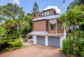 Walks to top schools, Spacious 3 beds house on 729m² section, built from block and cedar, Surrounded by lush native bush, 15 Trelawny Place, Hillcrest, Auckland