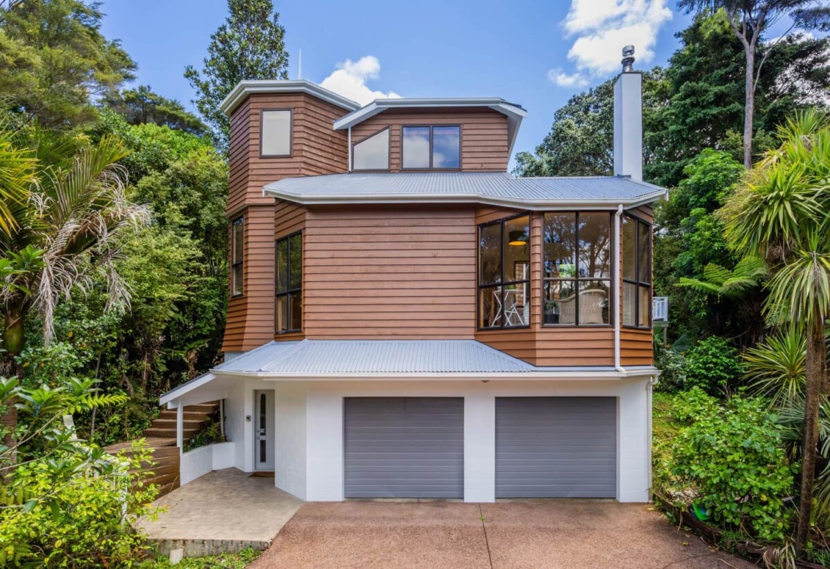 Walks to top schools, Spacious 3 beds house on 729m² section, built from block and cedar, Surrounded by lush native bush, 15 Trelawny Place, Hillcrest, Auckland