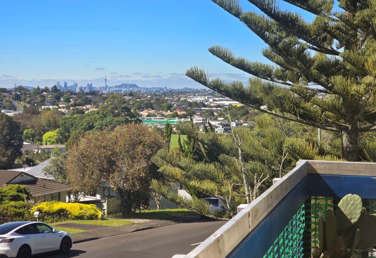 Motivated vendors, ready to sell, Double Westlake school zone, 3 beds on 675m² section, city views, 34 Juniper Road, Sunnynook, Auckland