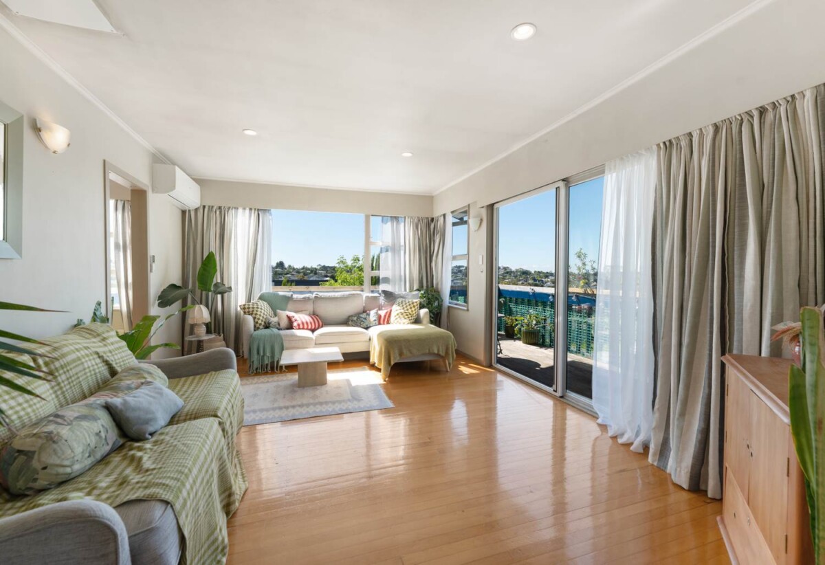 Motivated vendors, ready to sell, Double Westlake school zone, 3 beds on 675m² section, city views, 34 Juniper Road, Sunnynook, Auckland