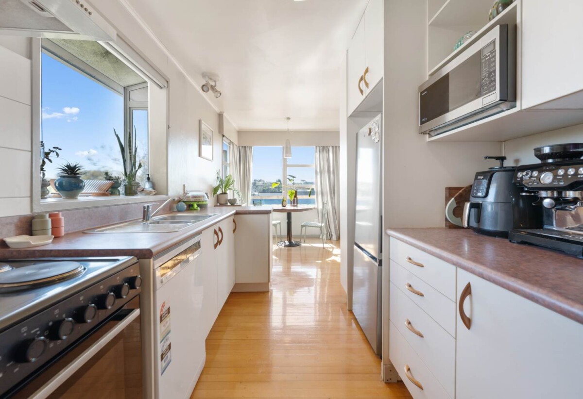 Motivated vendors, ready to sell, Double Westlake school zone, 3 beds on 675m² section, city views, 34 Juniper Road, Sunnynook, Auckland