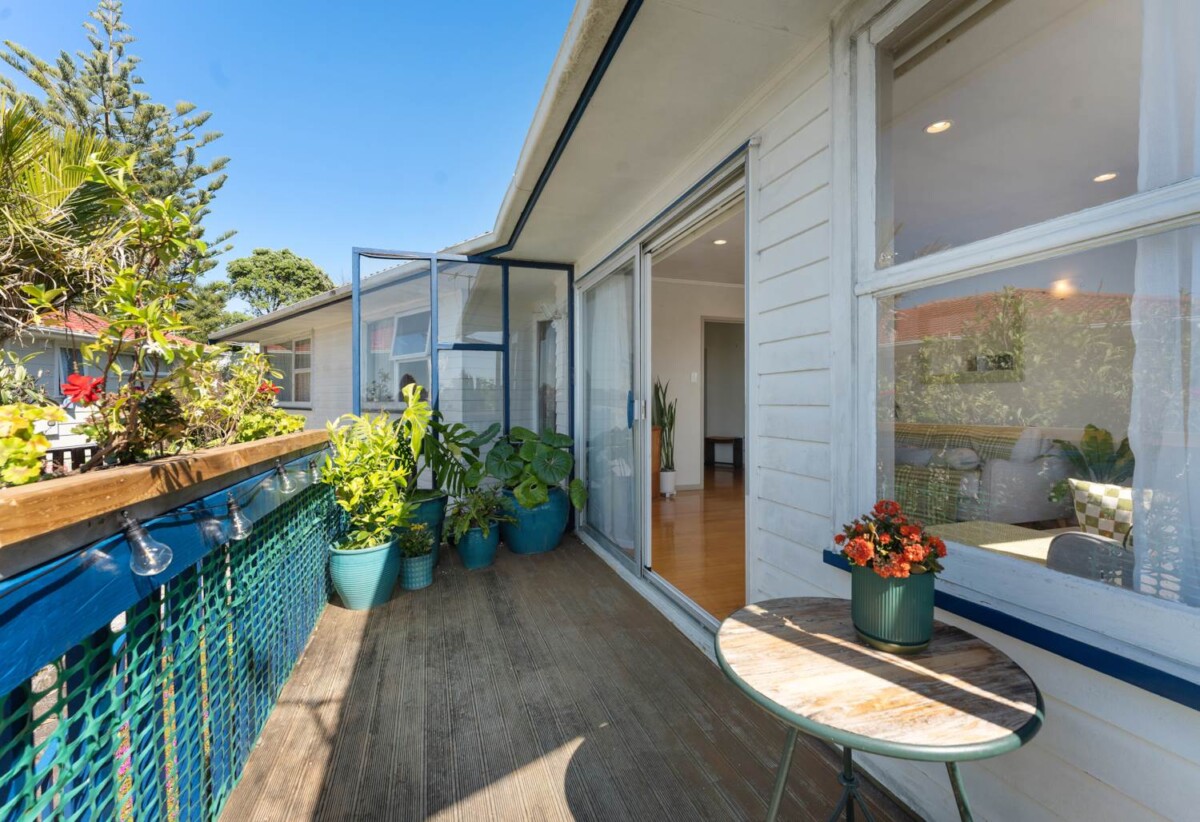 Motivated vendors, ready to sell, Double Westlake school zone, 3 beds on 675m² section, city views, 34 Juniper Road, Sunnynook, Auckland