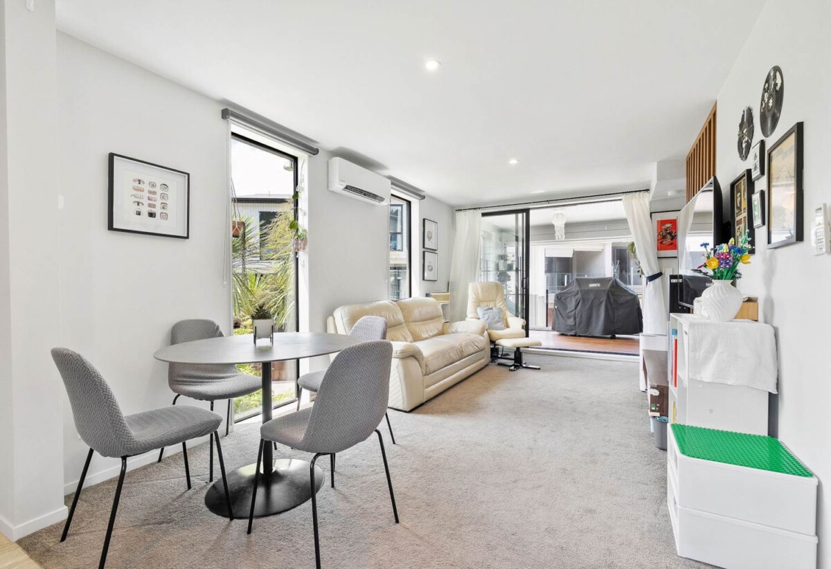 Albany school zone, 3 beds home, moments from Albany Mall, 82 Makamaka Lane, Albany, Auckland