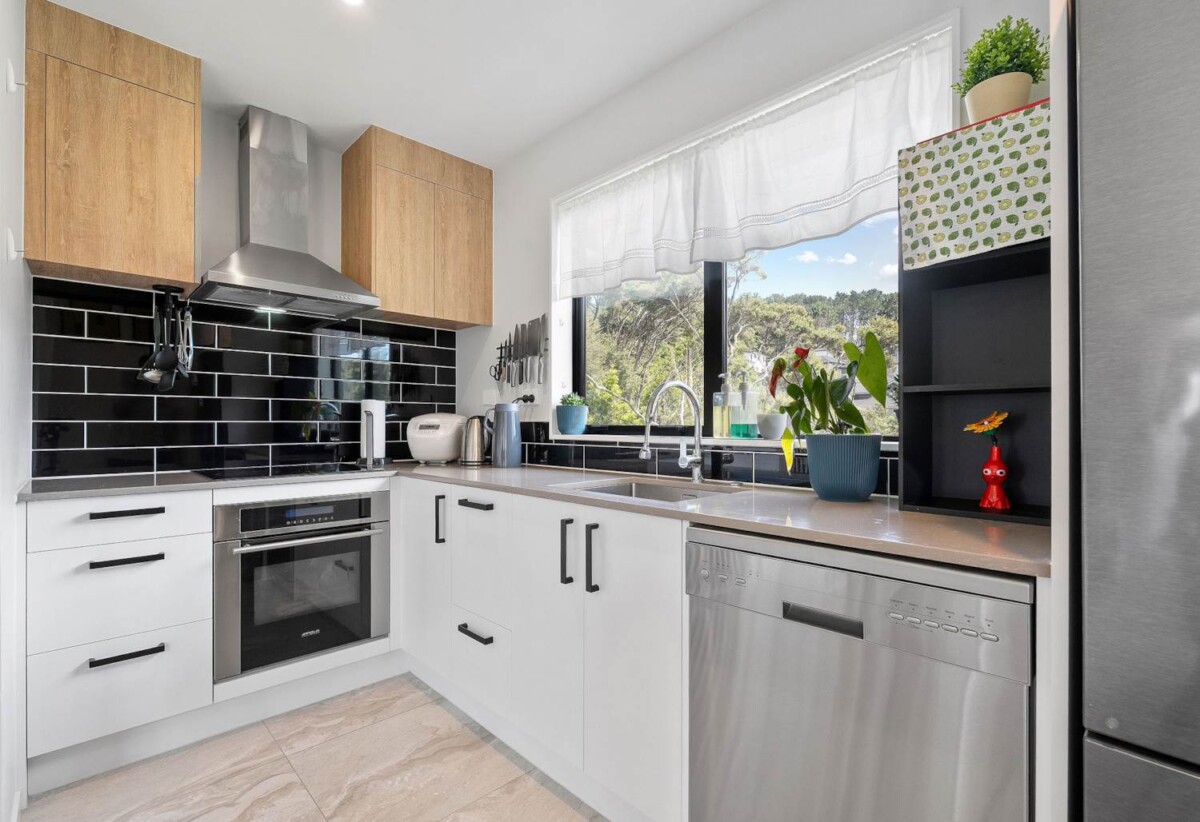 Albany school zone, 3 beds home, moments from Albany Mall, 82 Makamaka Lane, Albany, Auckland