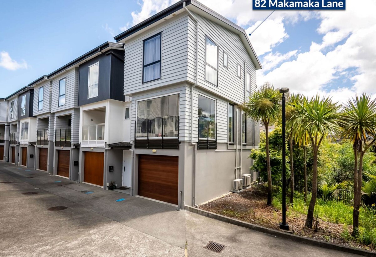 Albany school zone, 3 beds home, moments from Albany Mall, 82 Makamaka Lane, Albany, Auckland