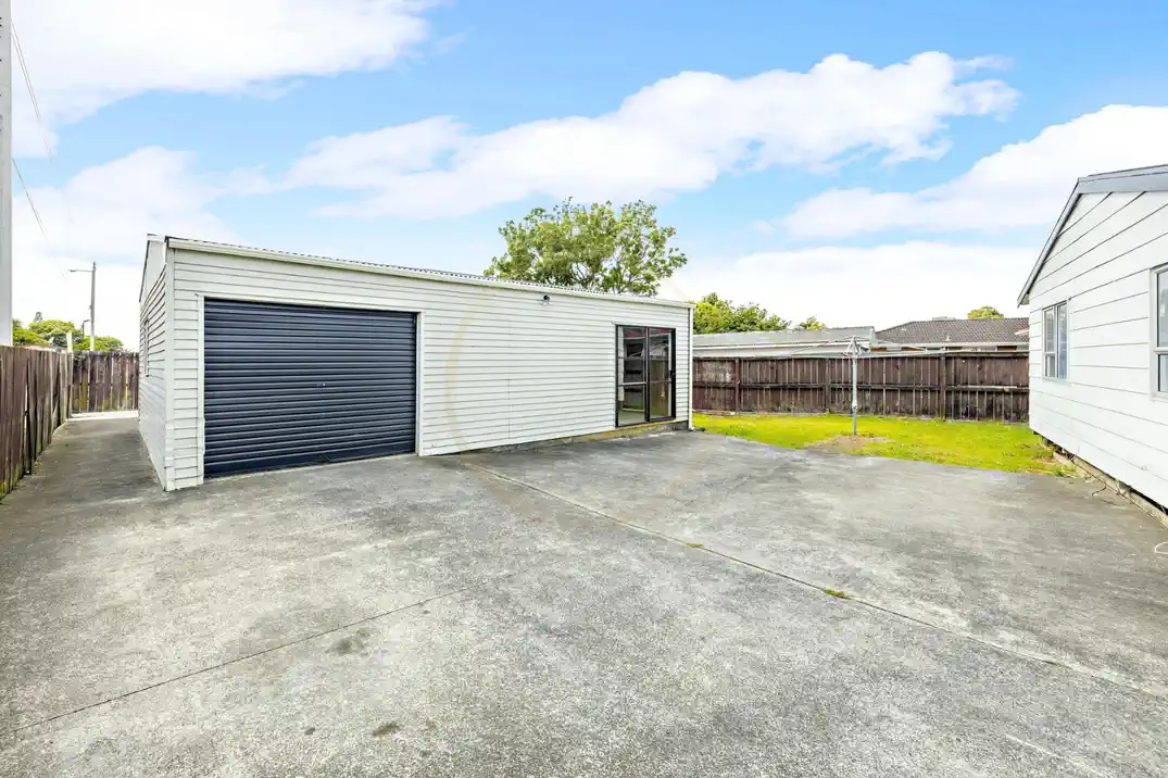 For rent, 3 beds 1 bath 1 Utility room house, Available from November 20, 12 Gray Avenue, Mangere East, Auckland
