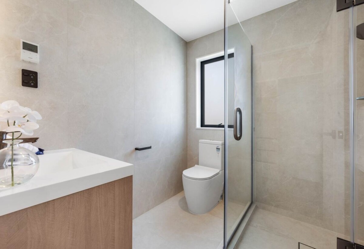 Brandnew 3 en-suites and a guest toilet home, No society or body corporate fees, move-in ready, close to Albany Mall, 25 Oteha Valley Road, Northcross, Auckland