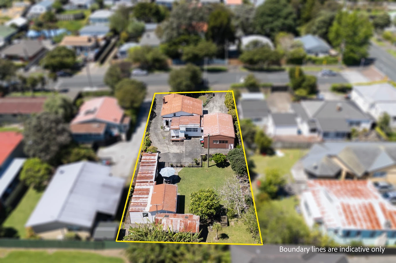 3 beds house on 1,012m² section, live, do=up or develop, 4 Holly Street, Avondale, Auckland