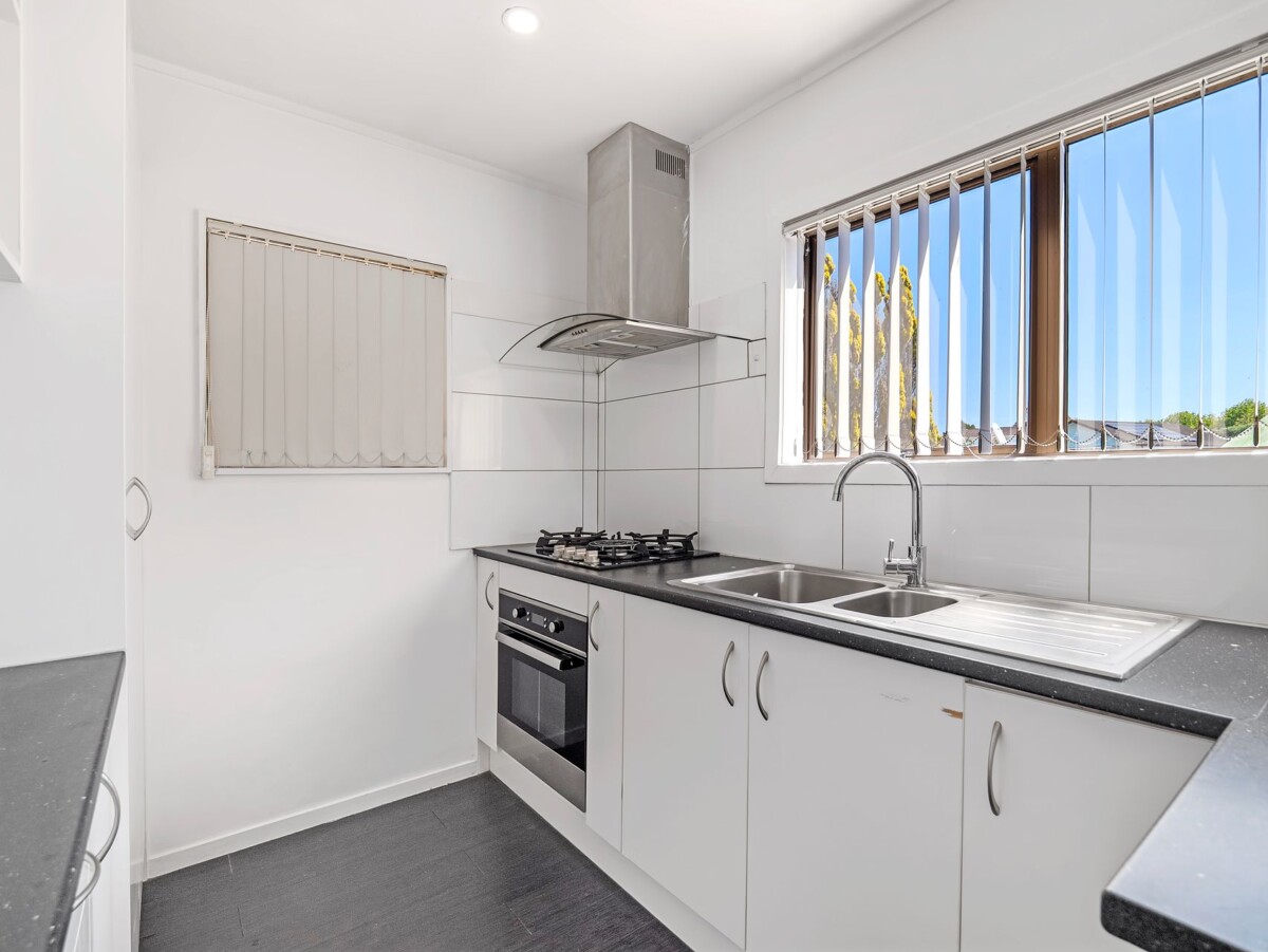 Must sell, Relationship Split, no Plan B, 2 beds house on 1/2 share of 782sqm section, minutes to Manukau shopping centre, 74B Trevor Hosken Drive, Wiri, Auckland