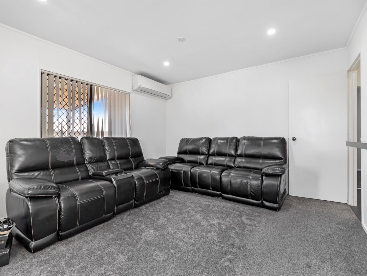 Must sell, Relationship Split, no Plan B, 2 beds house on 1/2 share of 782sqm section, minutes to Manukau shopping centre, 74B Trevor Hosken Drive, Wiri, Auckland