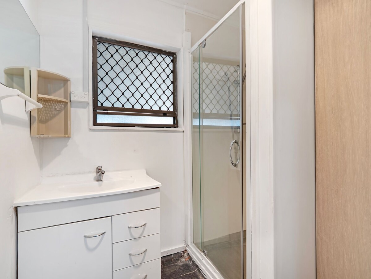 Must sell, Relationship Split, no Plan B, 2 beds house on 1/2 share of 782sqm section, minutes to Manukau shopping centre, 74B Trevor Hosken Drive, Wiri, Auckland