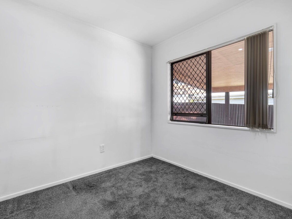 Must sell, Relationship Split, no Plan B, 2 beds house on 1/2 share of 782sqm section, minutes to Manukau shopping centre, 74B Trevor Hosken Drive, Wiri, Auckland