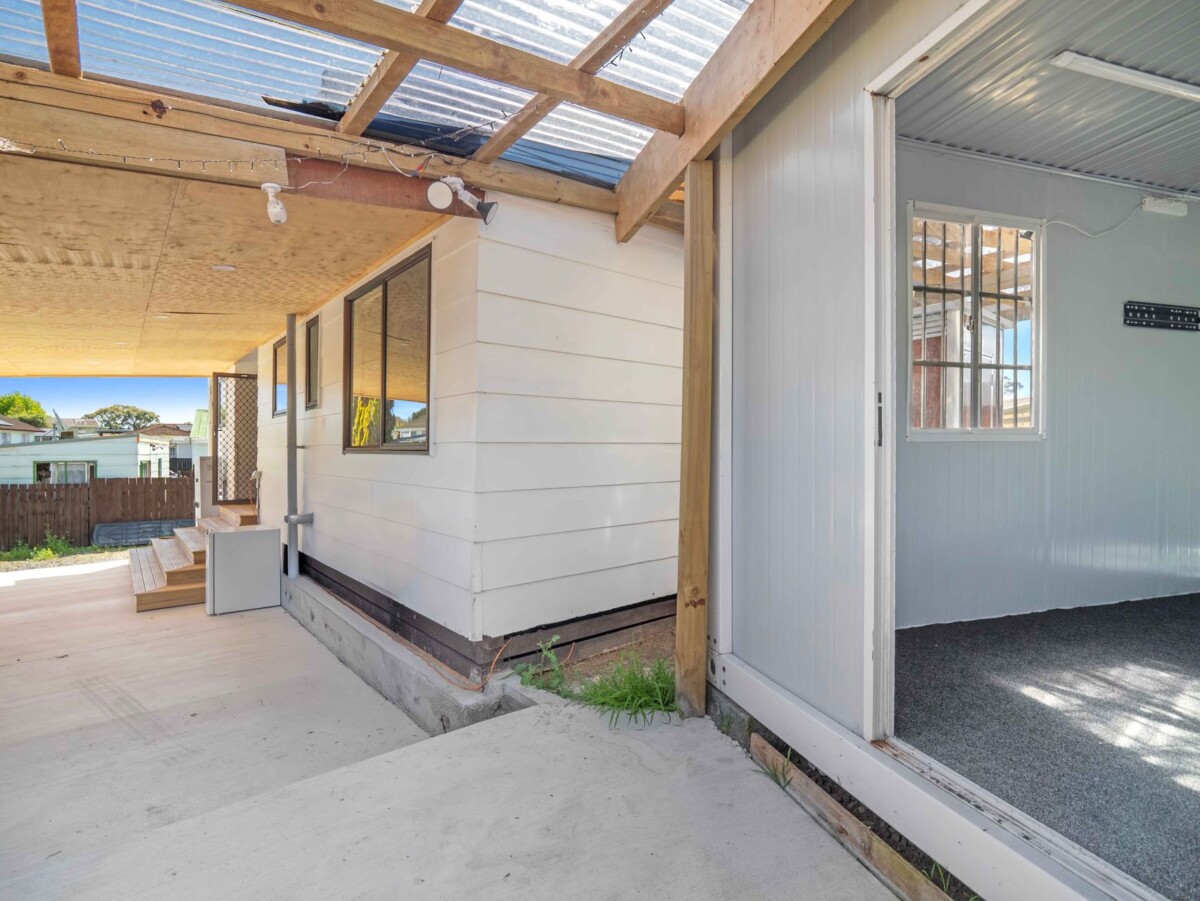 Must sell, Relationship Split, no Plan B, 2 beds house on 1/2 share of 782sqm section, minutes to Manukau shopping centre, 74B Trevor Hosken Drive, Wiri, Auckland