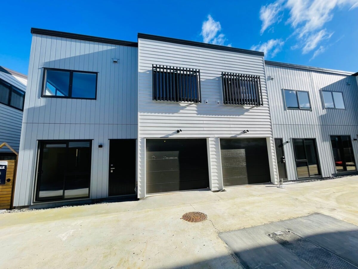 Huge Price Drop – Must Be Sold Urgently, Brandnew 3 beds home with Views, minutes to Westgate Mall, 4/196 Royal Road, Massey, Auckland