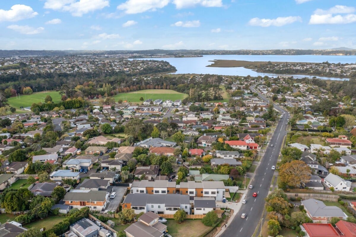 Huge Price Drop – Must Be Sold Urgently, Brandnew 3 beds home with Views, minutes to Westgate Mall, 4/196 Royal Road, Massey, Auckland