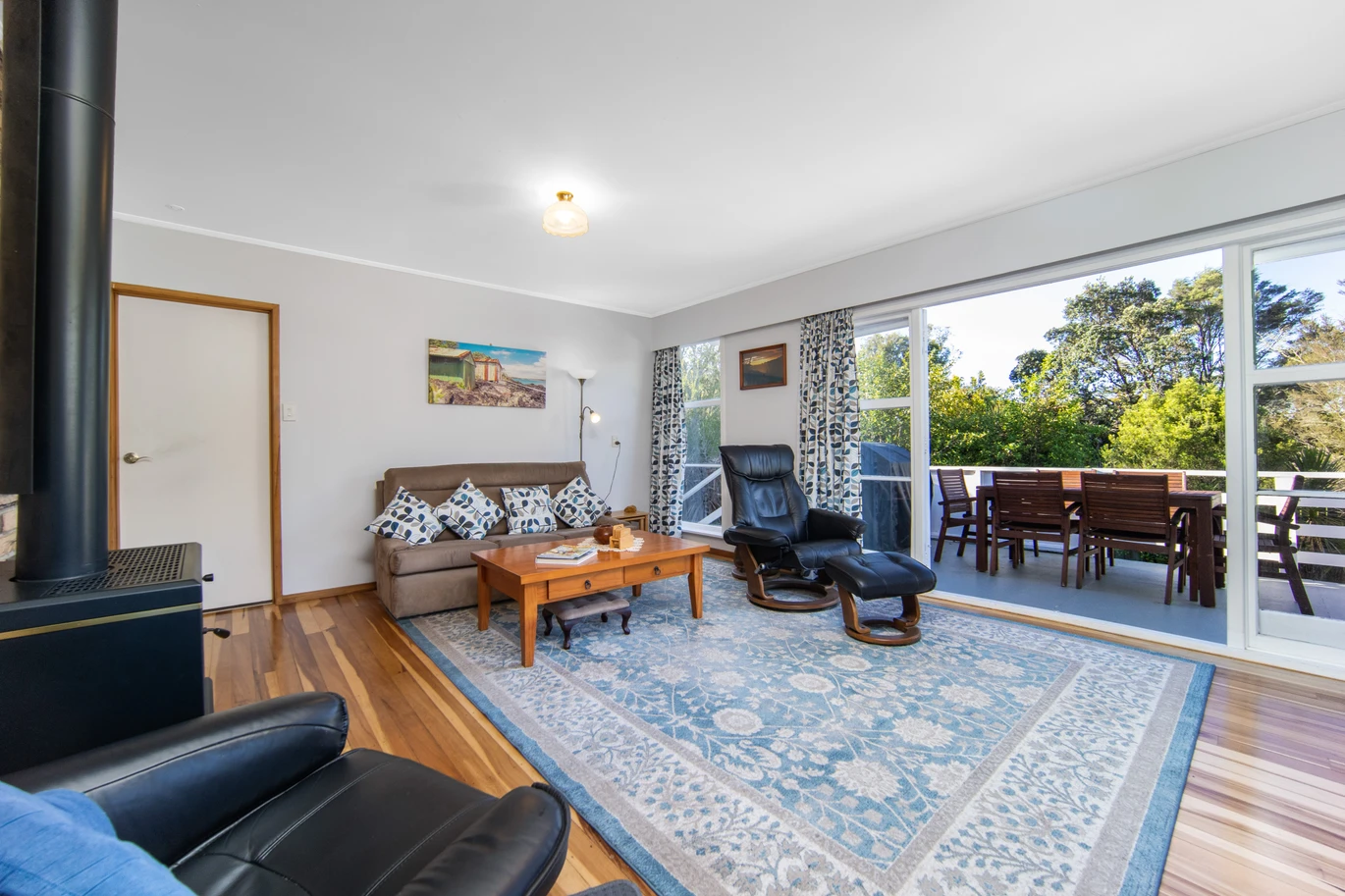 Spacious 4 beds House on 1,201m² Parklike Grounds, 8 Vinceroy Place, Green Bay, Auckland