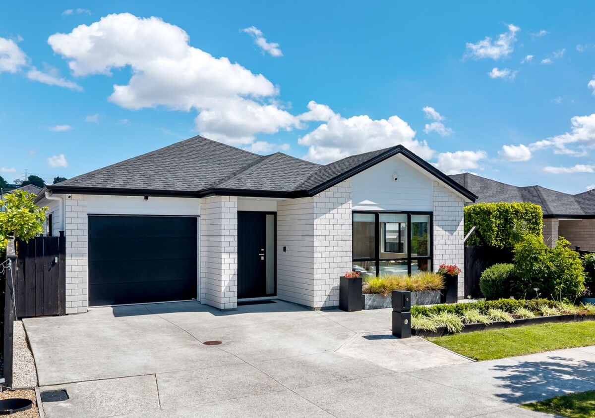 Dual-living, flexible 3+2, 5 beds house on 364m2 section, 8 Lavey Road, Flat Bush, Auckland