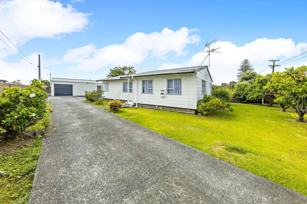 For rent, 3 beds 1 bath 1 Utility room house, Available from November 20, 12 Gray Avenue, Mangere East, Auckland