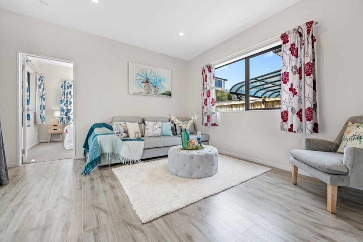 Must sell, Relocating Vendor, 6 beds house with Self-Contained 2-Bedroom Granny Flat, 32 Carrygawley Road, Flat Bush, Auckland