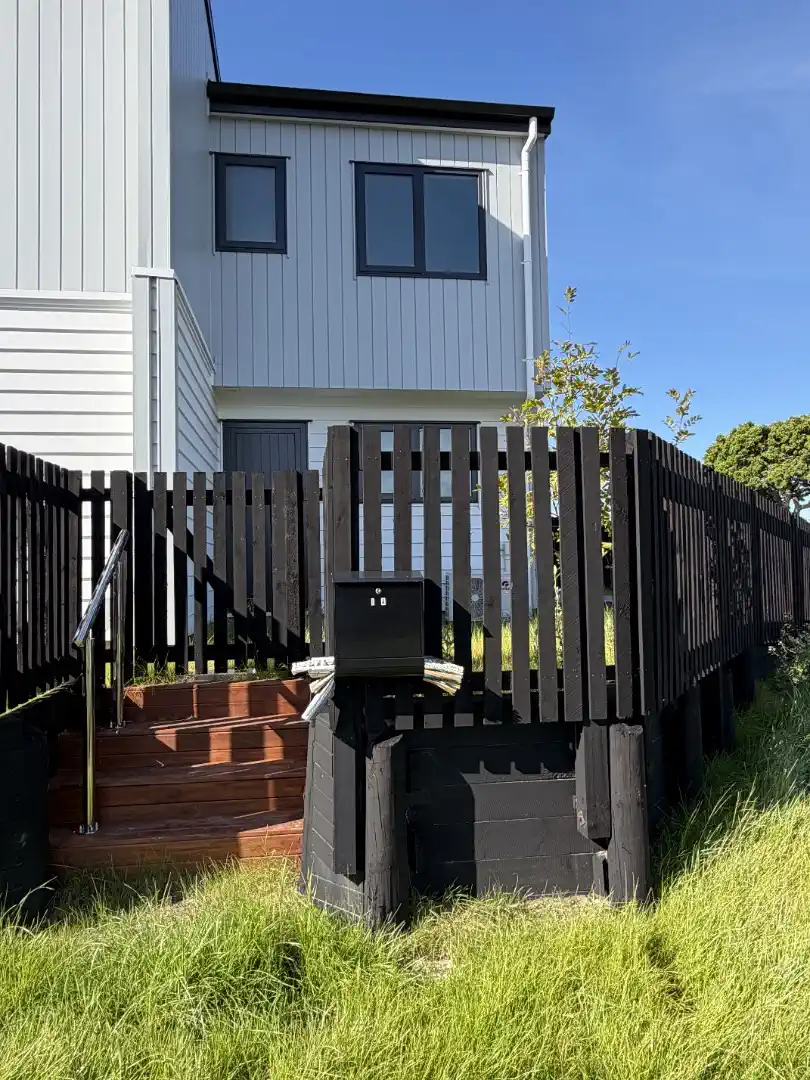 For rent, 4 beds 2.5 baths townhouse, available November 3, 2025, 1/34 Hyperion Drive, Manurewa, Auckland