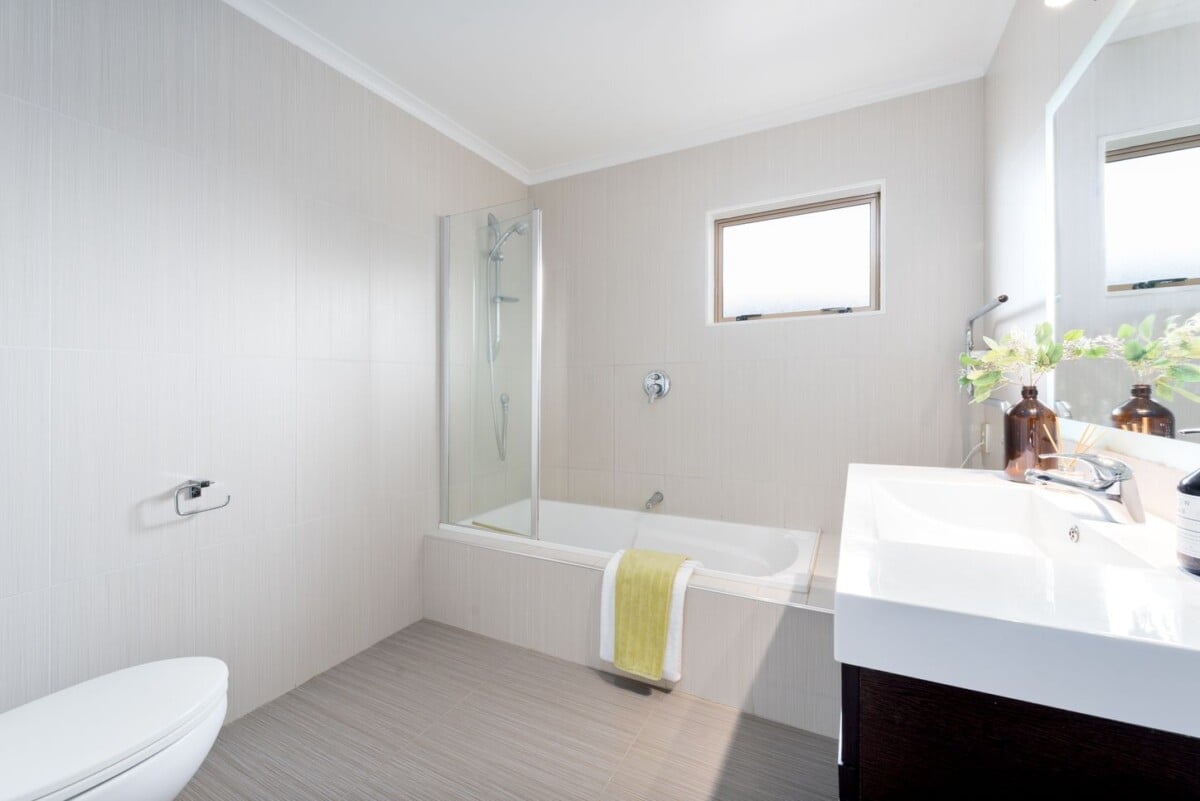 Too Busy To Handle Two Properties, 5 beds house on 437m2 section, 16H Lincoln Road, Henderson, Auckland