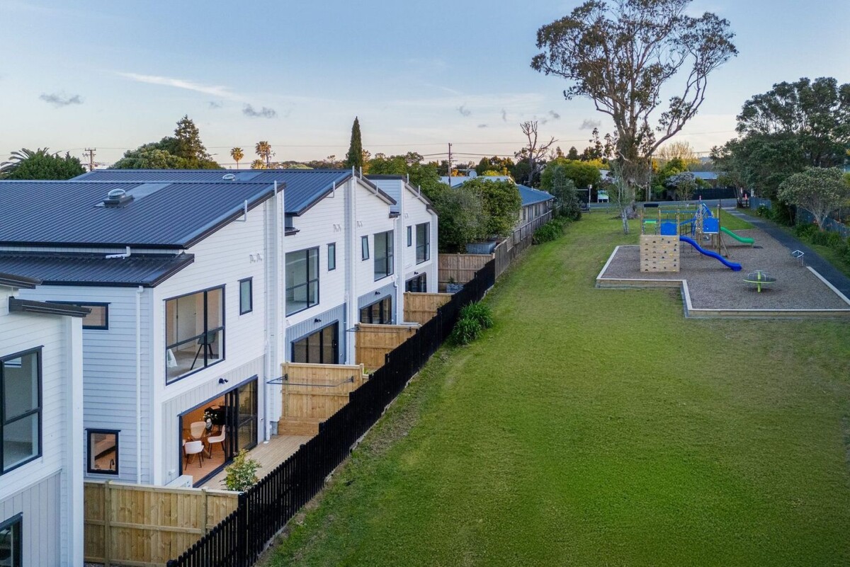 Owner relocating for work, 3 beds home with underground heating bathrooms, Next to the play ground and reserve, 5/30A Tirimoana Road, Te Atatu South, Auckland