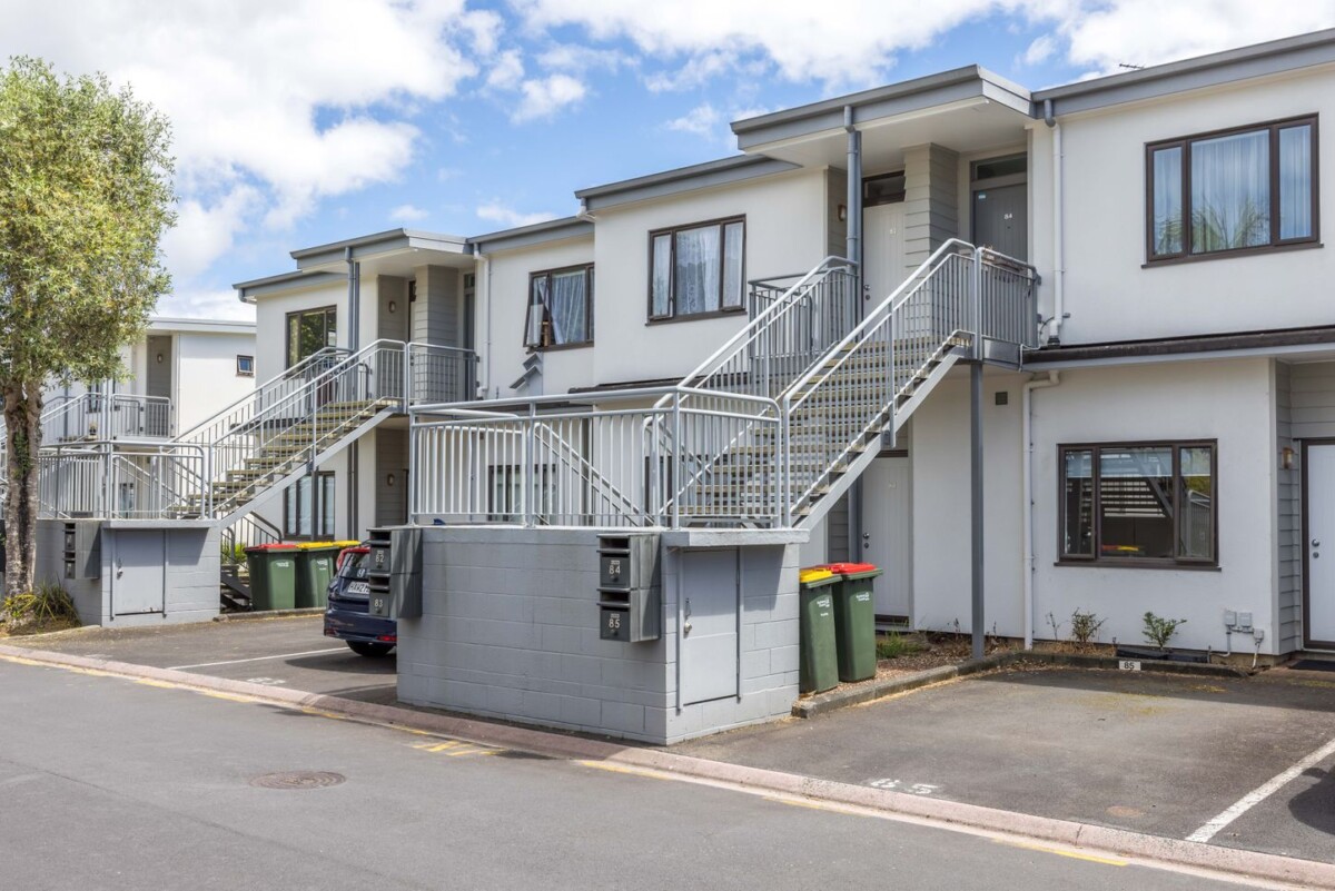 Affordable 1 bed 1 bath 1 parking single-level apartment, in Grange Complex, 82/92 Bush Road, Albany, Auckland