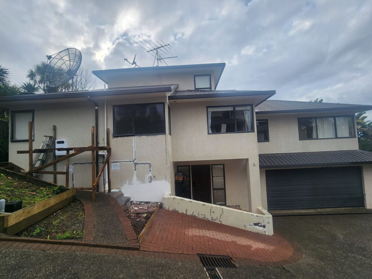 Mortgagee Sale, Freehould 5 beds house on 578m2 section, good school zones, 70A Carlisle Road, Browns Bay, Auckland