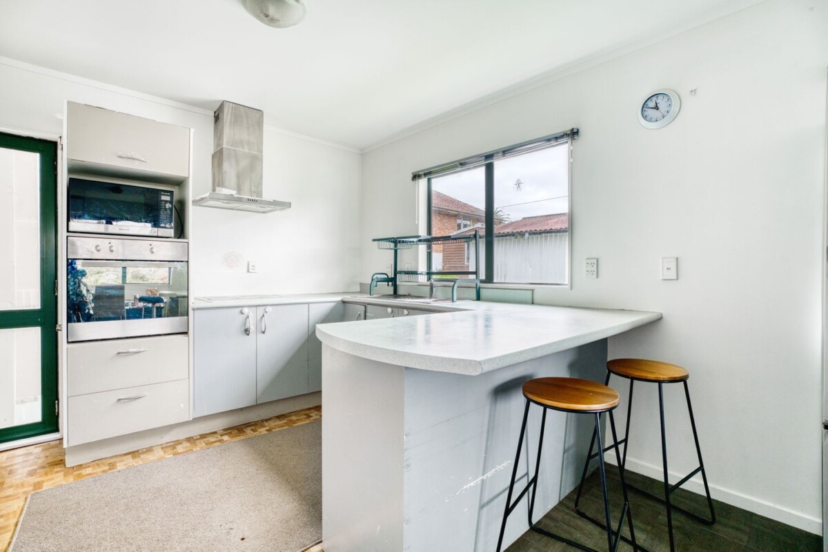 6 beds (4+2) house on 1105m2, walks to Lynn Mall, Zoned Residential – Terrace Housing and Apartment Building, 3199 Great North Road, New Lynn, Auckland
