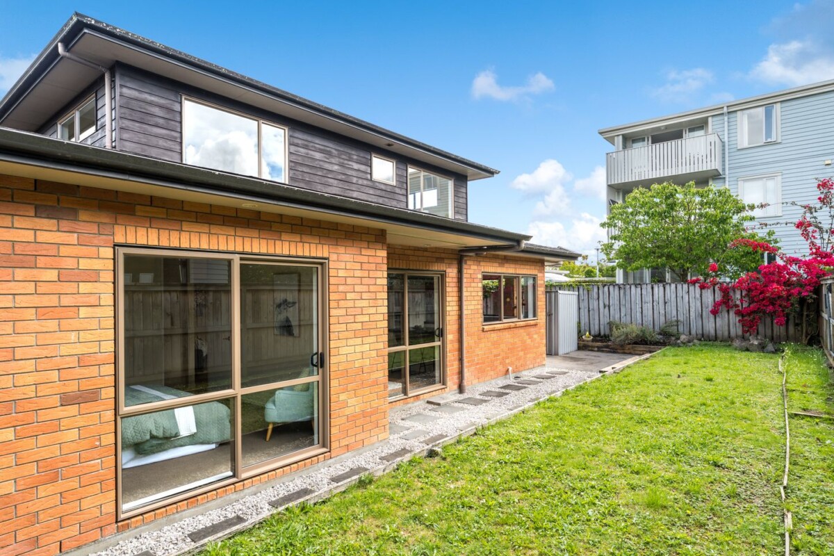 Too Busy To Handle Two Properties, 5 beds house on 437m2 section, 16H Lincoln Road, Henderson, Auckland