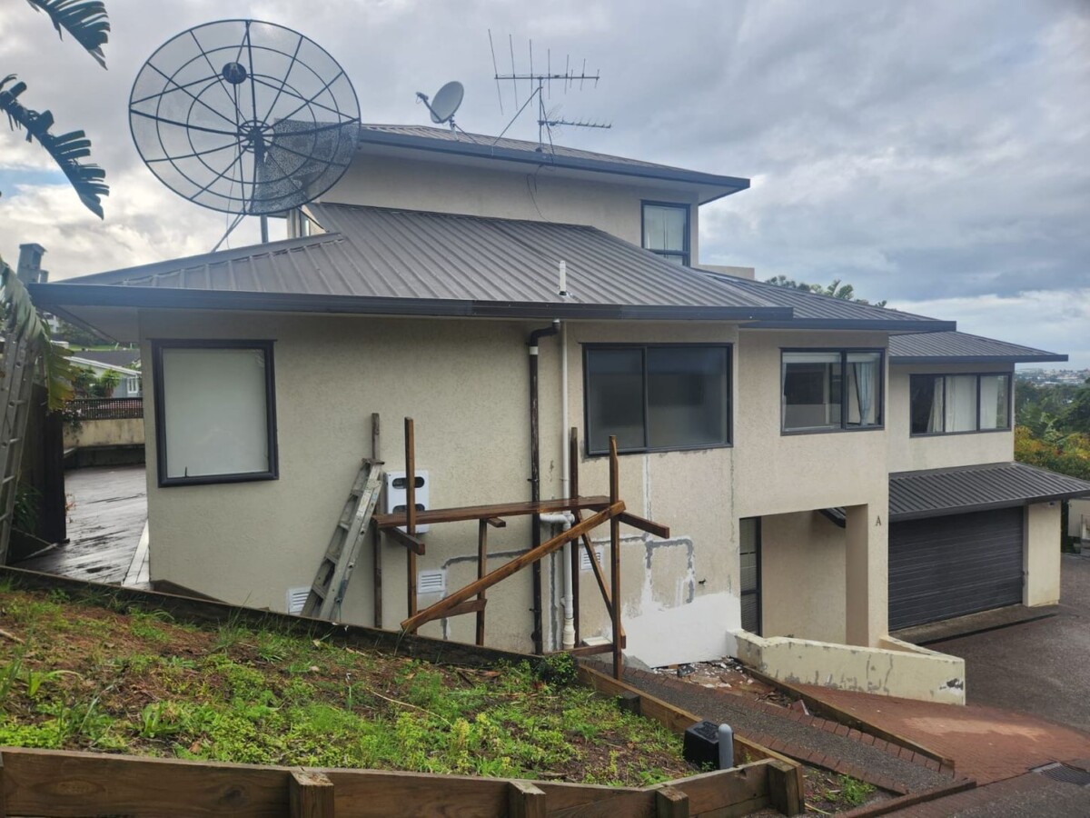Mortgagee Sale, Freehould 5 beds house on 578m2 section, good school zones, 70A Carlisle Road, Browns Bay, Auckland