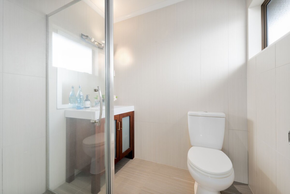 Too Busy To Handle Two Properties, 5 beds house on 437m2 section, 16H Lincoln Road, Henderson, Auckland