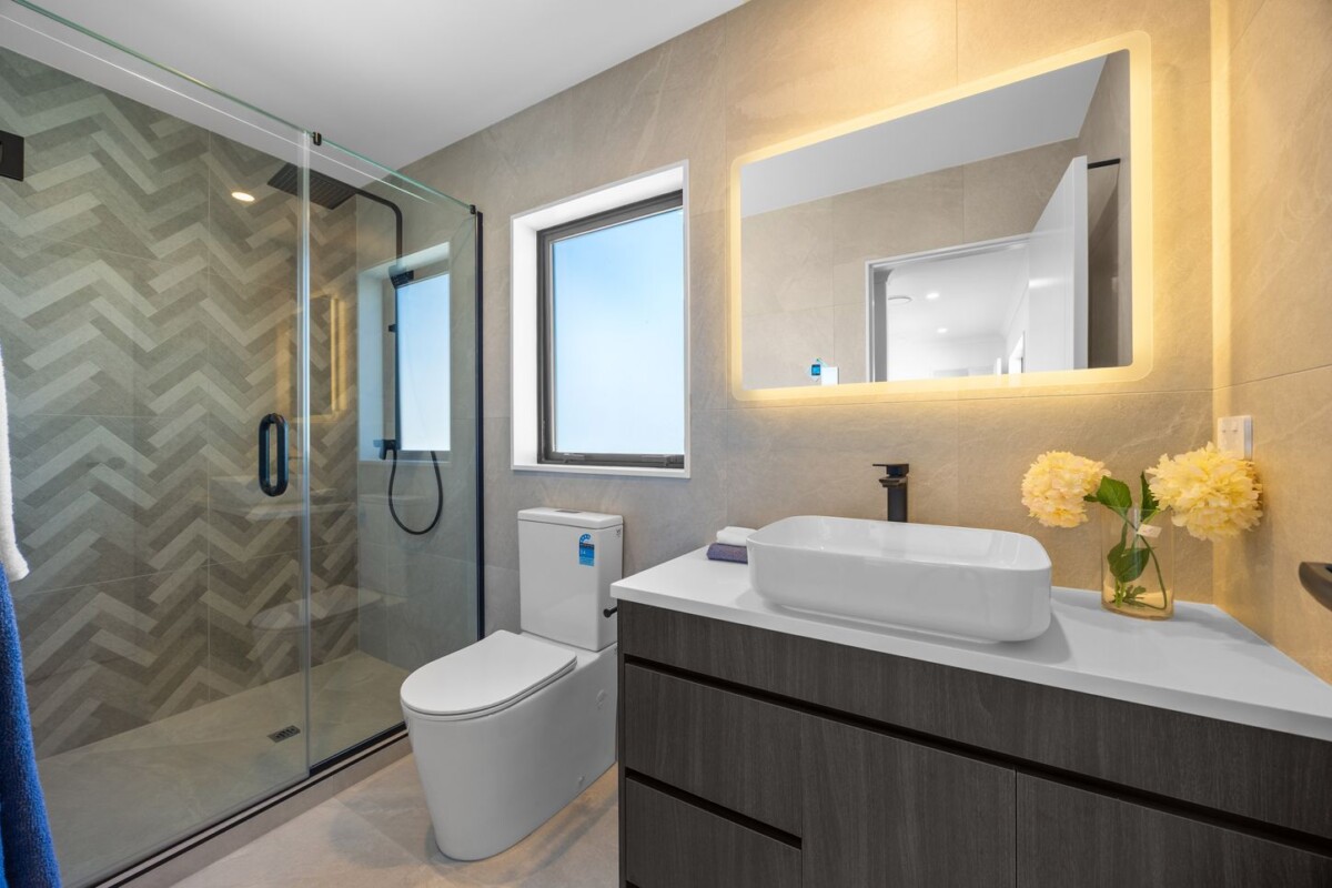 Brandnew 6 beds Corner Dual-Kitchen with Self-Contained 2-Bedroom, 2 Laurel Drive, Karaka, Auckland