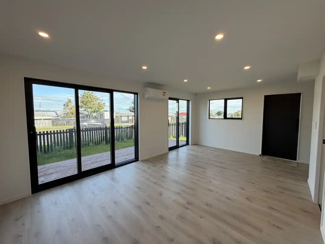 For rent, 4 beds 2.5 baths townhouse, available November 3, 2025, 1/34 Hyperion Drive, Manurewa, Auckland