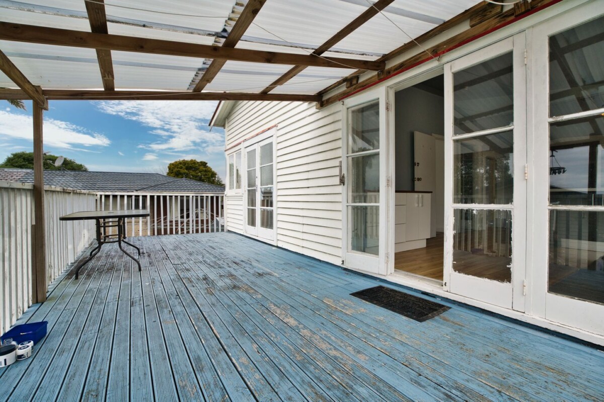 6 beds (4+2) house on 1105m2, walks to Lynn Mall, Zoned Residential – Terrace Housing and Apartment Building, 3199 Great North Road, New Lynn, Auckland