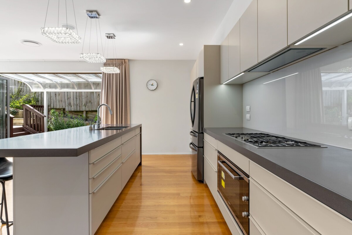 Must sell, Make an offer, Top school zones, 5 beds house on 497 m2 section, central air-conditioning & underfloor heating, 30B Bracken Avenue Takapuna, Auckland