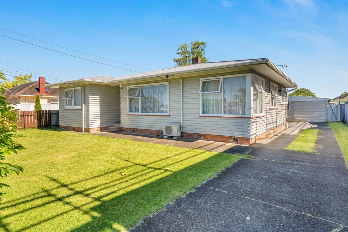 Vendor Downsizing, 3 beds house on 690m2 section, live or develop, 148 Hall Avenue, Favona, Auckland