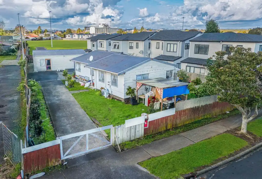 For rent, 3 beds 1 bath 1 Utility room house, Available from November 20, 12 Gray Avenue, Mangere East, Auckland