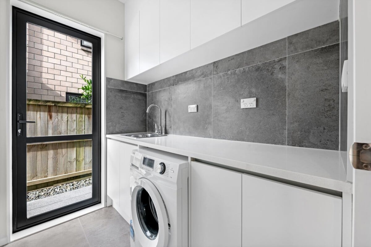 Must sell, Relocating Vendor, 6 beds house with Self-Contained 2-Bedroom Granny Flat, 32 Carrygawley Road, Flat Bush, Auckland