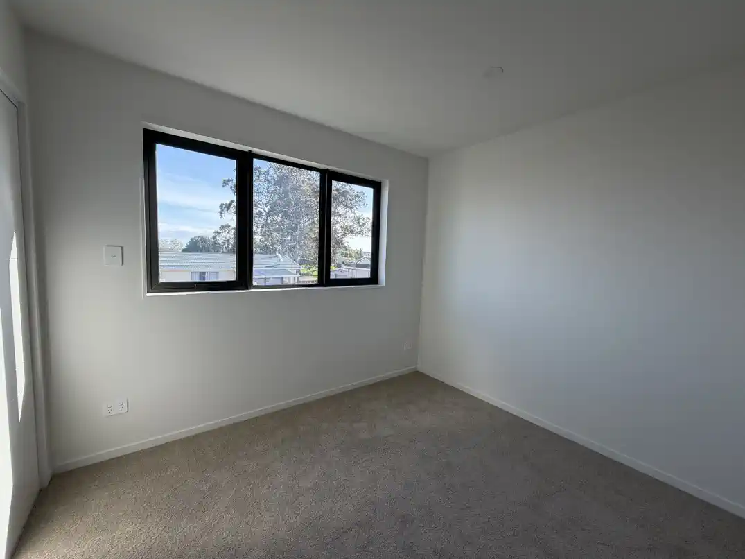 For rent, 4 beds 2.5 baths townhouse, available November 3, 2025, 1/34 Hyperion Drive, Manurewa, Auckland