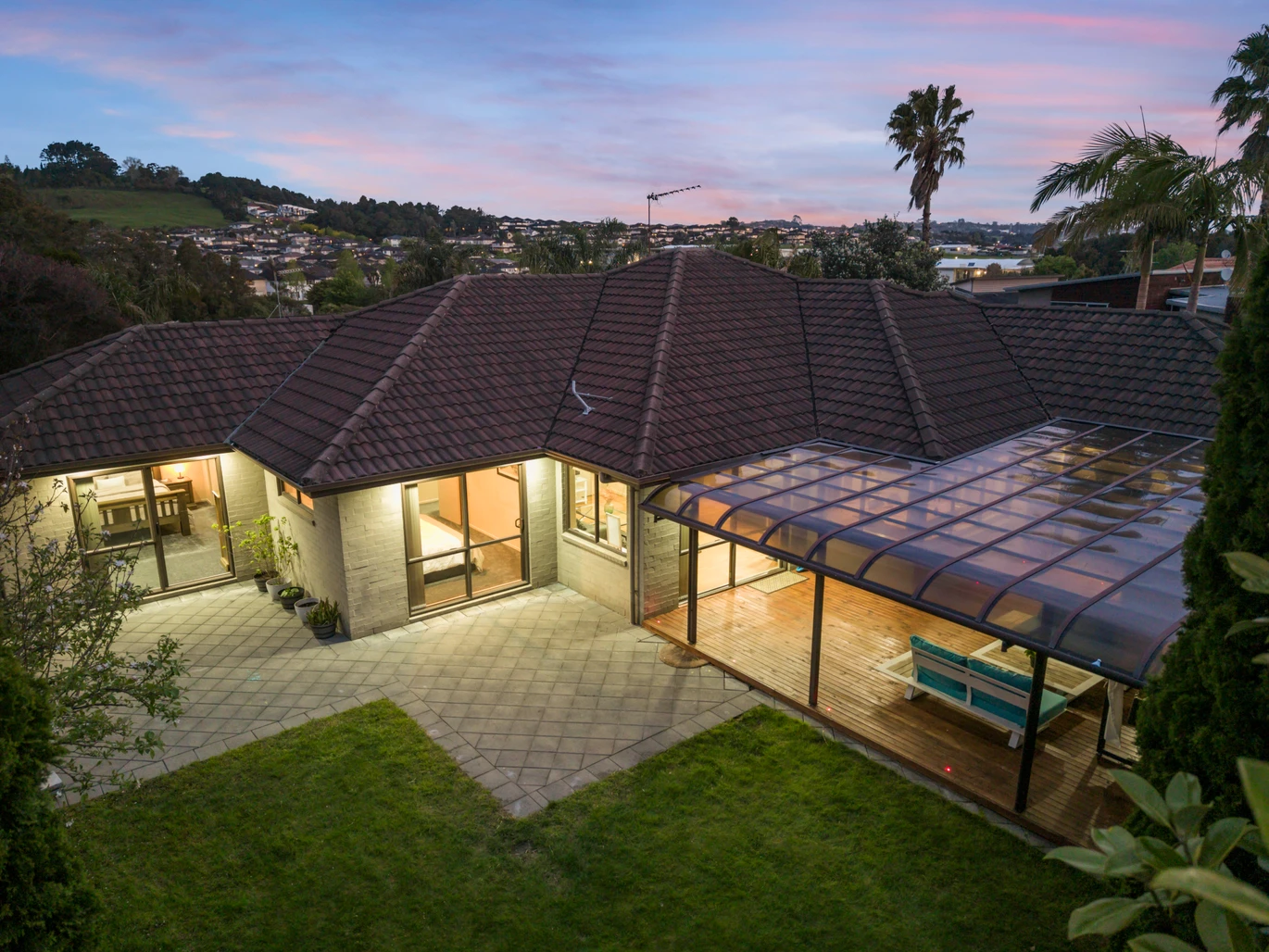 Brick and Tile 4 bedrooms house on 548 m2 section, Pergola, walks to schools, 7 Chard Place, Flat Bush, Auckland