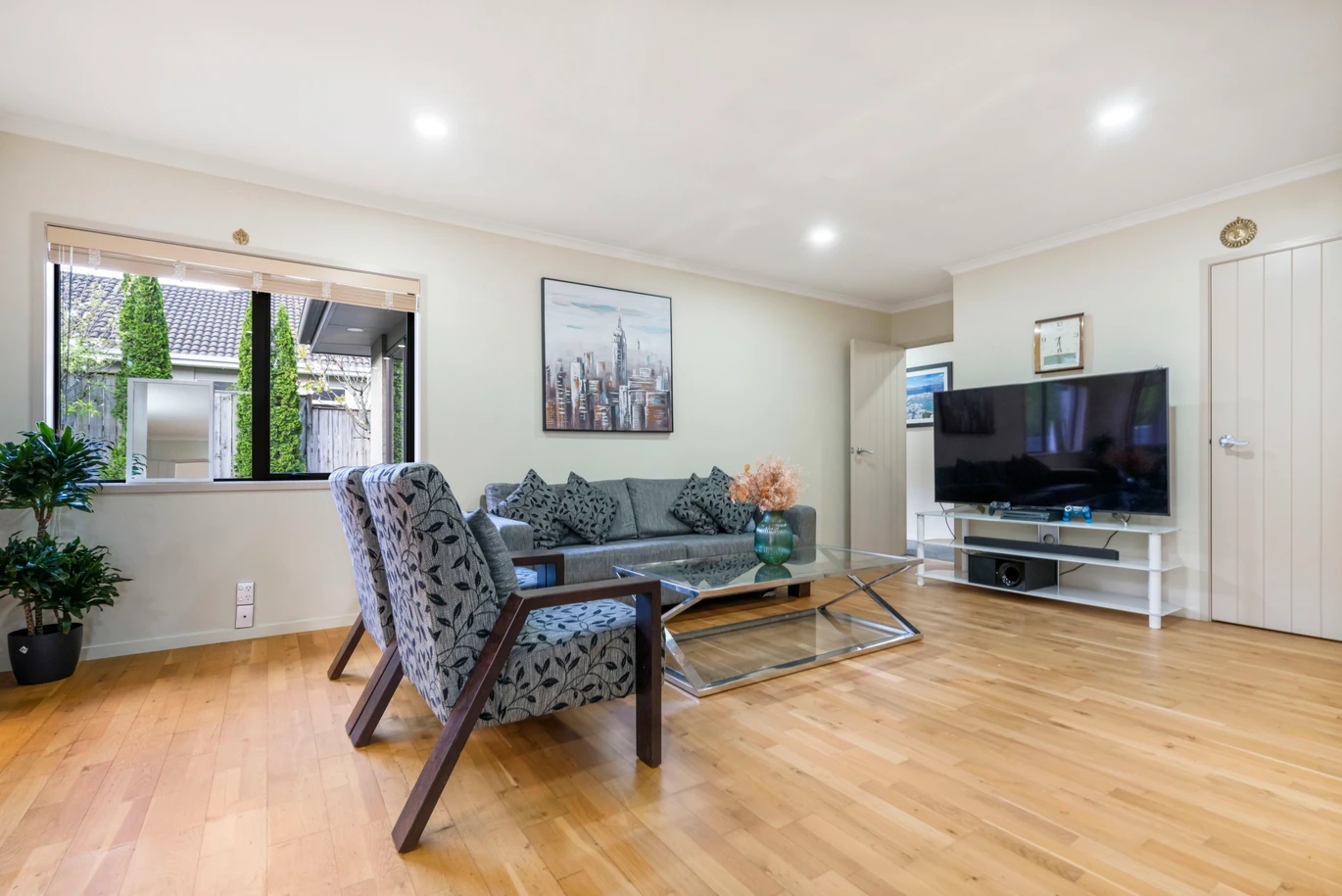 Brick and Tile 4 bedrooms house on 548 m2 section, Pergola, walks to schools, 7 Chard Place, Flat Bush, Auckland
