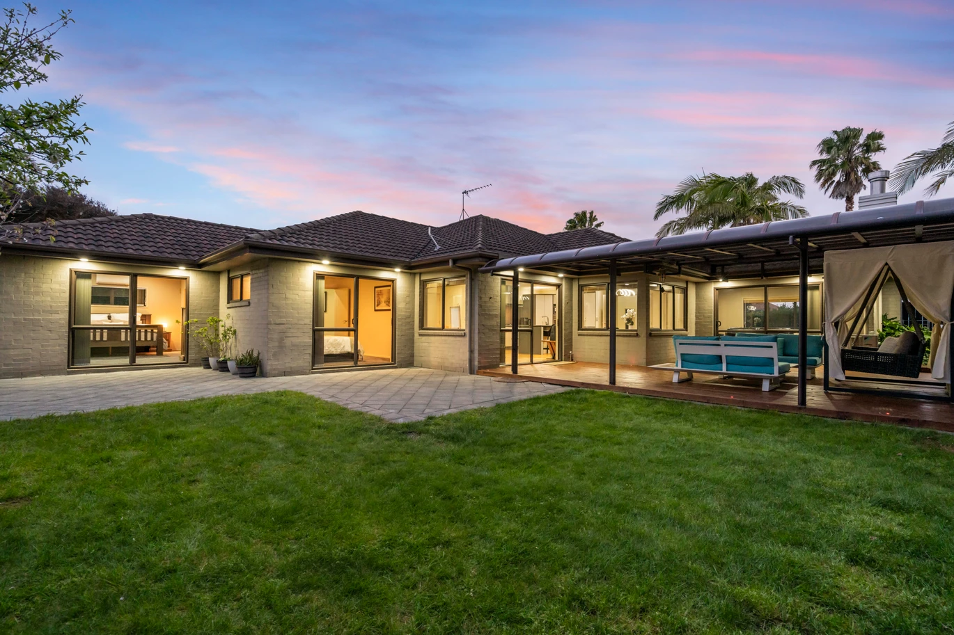 Brick and Tile 4 bedrooms house on 548 m2 section, Pergola, walks to schools, 7 Chard Place, Flat Bush, Auckland