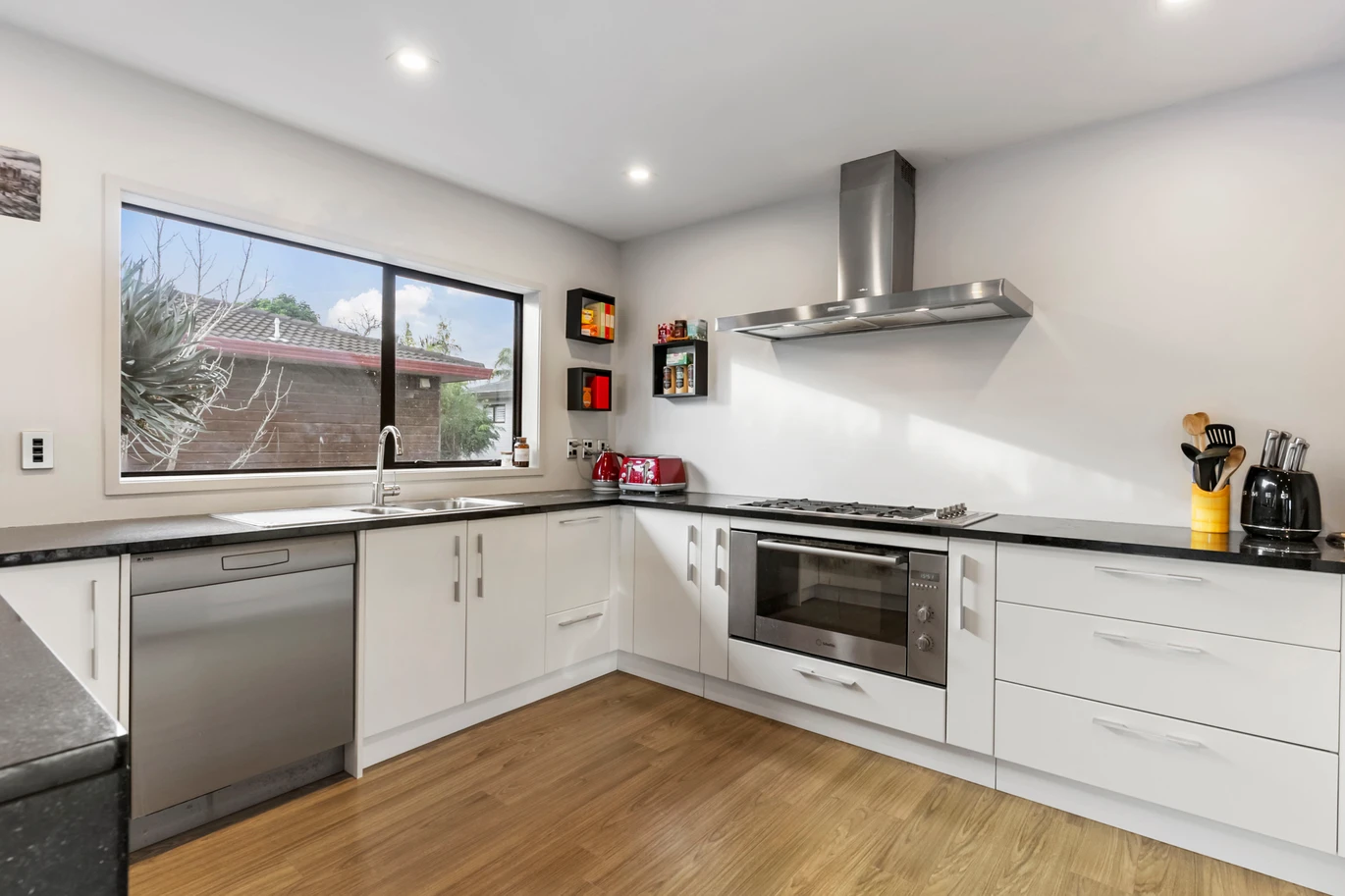 Must sell, Vendors circumstances change, Move-in ready, Top schools zone, Sea views, Renovated 4 beds home, 3/3 Bayswater Avenu, Bayswater, Auckland