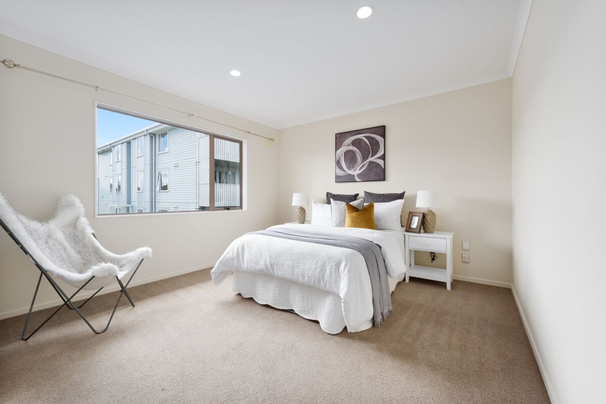 Too Busy To Handle Two Properties, 5 beds house on 437m2 section, 16H Lincoln Road, Henderson, Auckland
