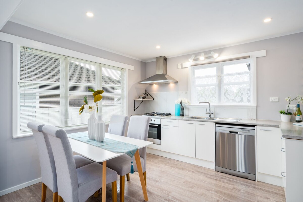 3 beds house on 736m2 section, with 2 beds sleepout, 3 Glen Marine Parade, Glendene, , Auckland