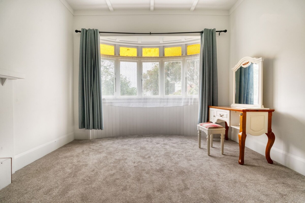 6 beds (4+2) house on 1105m2, walks to Lynn Mall, Zoned Residential – Terrace Housing and Apartment Building, 3199 Great North Road, New Lynn, Auckland